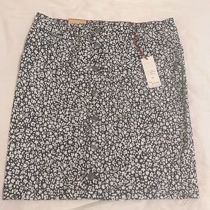 Ultra soft super stretch curvy woman's skirt.